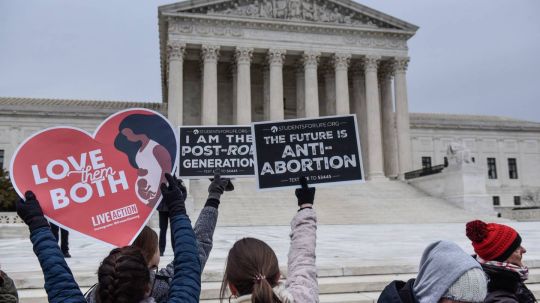 Corte Suprema de EU revoca el derecho constitucional al aborto