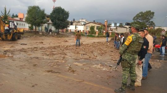 Trabajan áreas del ayuntamiento de Huamantla, ejército y guardia nacional para atender afectaciones por tromba