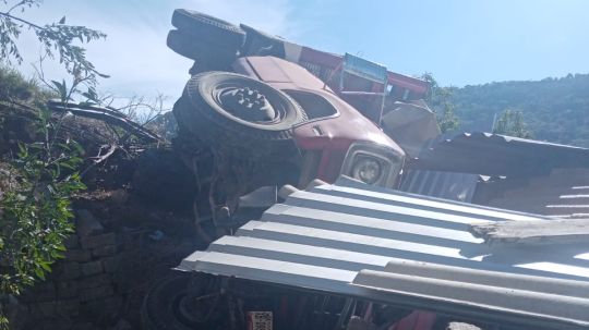 De película: Camioneta cae sobre casa de Texantla tras volcar, 4 pasajeros salvan la vida 