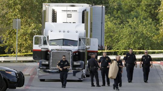 Se eleva a 53 la cifra de migrantes muertos tras ser encontrados en tráiler en Texas