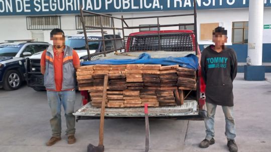 Detiene policía municipal a dos personas con material forestal sin acreditar