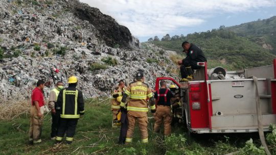 Controlan CEPC y bomberos incendio en tiradero de basura de Panotla