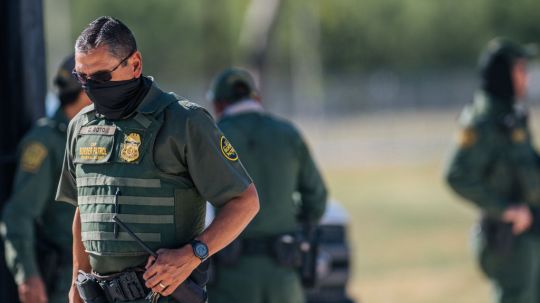 Agentes fronterizos de EU cobran 3 mil dólares por cruzar migrantes