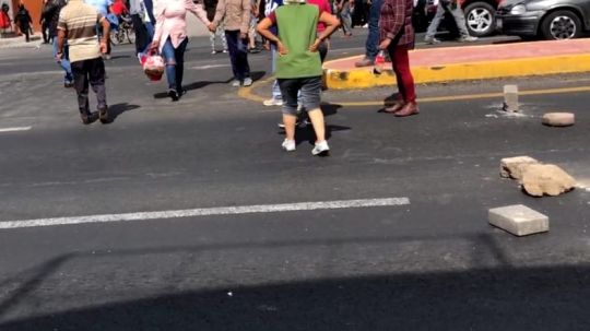 Conflicto en Tlaltelulco rescatan 2 mujeres de ser linchadas, pobladores bloquean carretera y amagan con quemar alcaldía