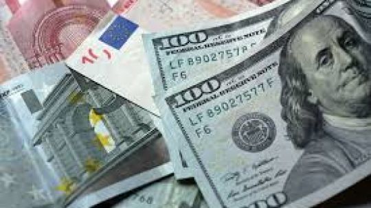 Euro cae por debajo de la paridad frente al dólar por primera vez en dos décadas