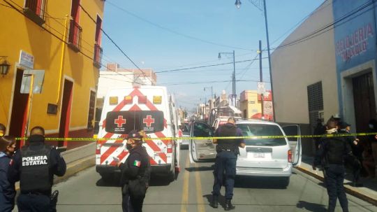 Atienden cuerpos de emergencias de Huamantla reporte de una persona sin vida en su vehículo