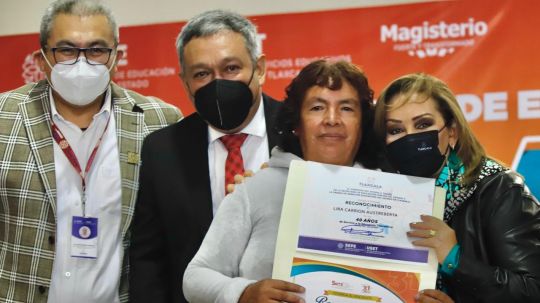 Gobierno estatal entrega reconocimientos a personal de apoyo y asistencia a la educación de la Sección 31 del SNTE 