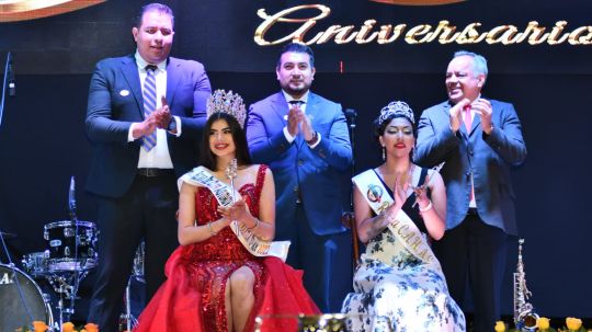 Corona Santos Cedillo a Mariel I como reina del club automovilístico Huamantla