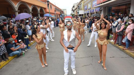 Espectacular y colorido desfile en Chiautempan 