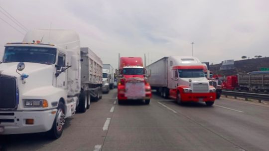 Transportistas del Edomex bloquean autopistas y vialidades; éstas son las rutas cerradas