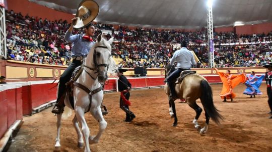 Disfrutan familias espectáculo ecuestre de los caballos Domecq