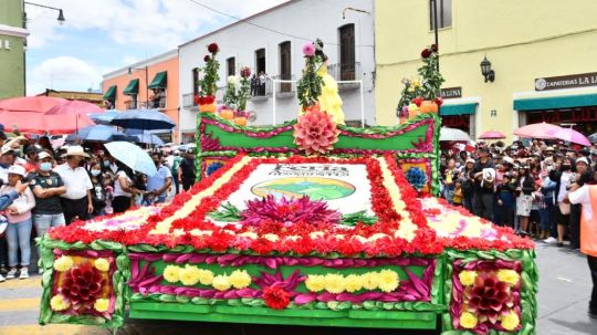 Disfrutan familias en Huamantla fiesta multicolor en el desfile de La Dalia