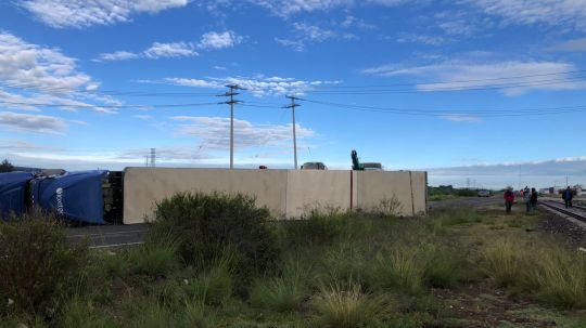 Tráiler intenta ganarle paso al tren y chocan, la unidad tenía reporte de robo 