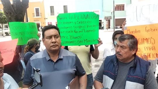 Padres de Teacalco llevan su inconformidad a la gobernadora, se manifiestan en Palacio de Gobierno 