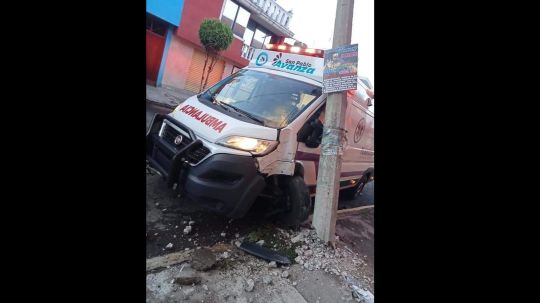 Otra polémica en San Pablo del Monte, conductor de ambulancia choca contra poste 