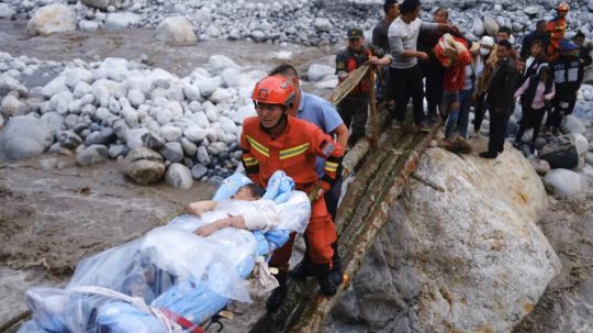 En China, rescatistas buscan sobrevivientes tras sismo; van 66 muertos