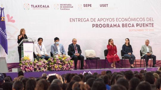 Gobernadora entrega Beca Puente a estudiantes para evitar deserción escolar