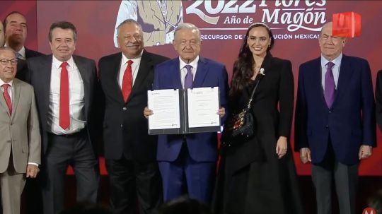 AMLO firma con empresas acuerdo para reducir 8% precio de la canasta básica