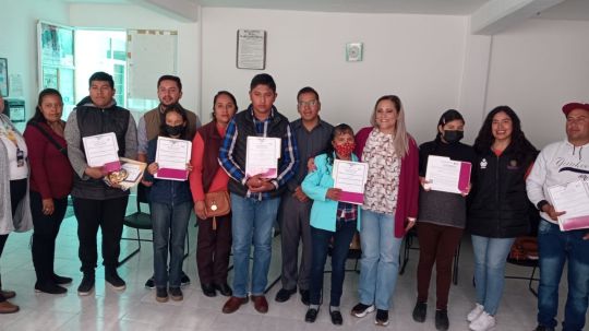 Entrega ITEA certificados de primaria y secundaria en plaza comunitaria de Tetla