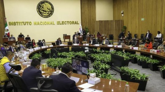 INE multa a partidos por 673 mdp; Morena acusa inquisición electoral