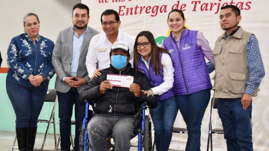 Atestigua Salvador Santos Cedillo entrega de tarjetas para personas con discapacidad