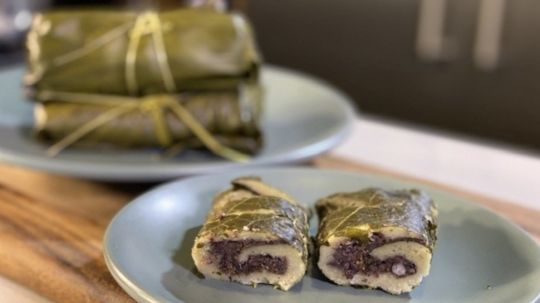 Tamales de frijol negro con hoja santa