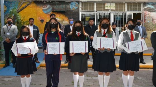 Entregan reconocimientos a estudiantes con mejor promedio y a personal docente de Conalep