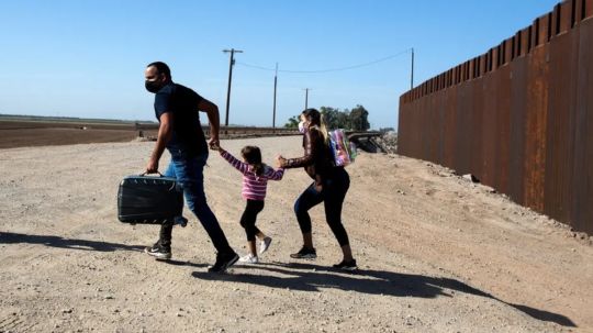 EU anuncia nuevas medidas migratorias ante el fin del Título 42; seguirán las expulsiones