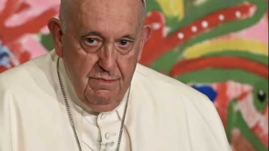 Hospitalizan al papa Francisco para una operación de urgencia