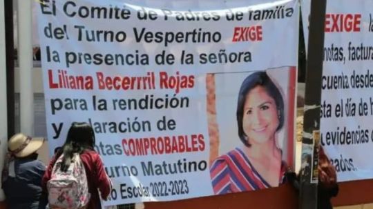 Con lonas le exigen cuentas a Liliana Becerril de cuotas escolares en Secundaria Técnica 1