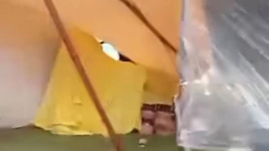 Se les cae enlonado en la feria de Apetatitlán, comerciantes reclaman que ayuntamiento no atendió el problema 