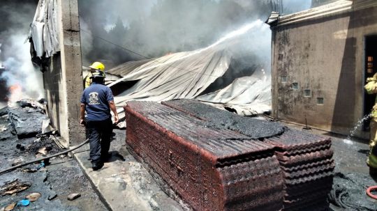 Impresionante incendio en Yauhquemehcan causa alarma