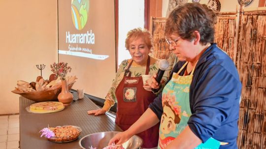 Con éxito se realiza la primera clase magistral cocinando con dalias en