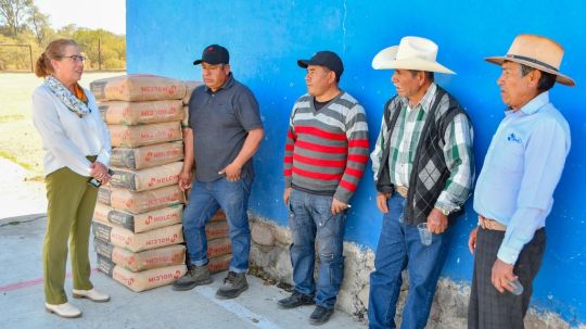 Entrega ayuntamiento de Huamantla material de construcción a ejidatarios de José María Morelos