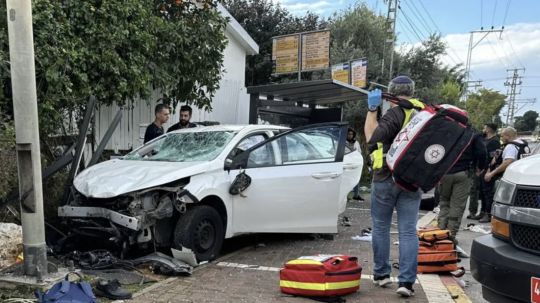 Auto embiste a multitud en Israel; una persona muere y al menos 10 resultan heridas