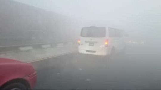 Caos en carretera por humo de incendio inunda a Panotla y alrededores, provoca accidentes