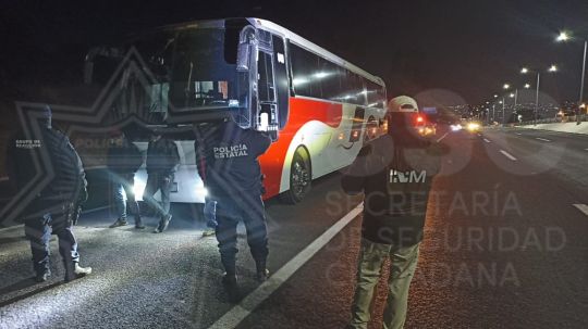 Paran a autobús por exceso de velocidad y encuentran a 179 migrantes