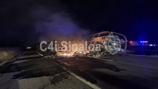 Autobús de pasajeros y tráiler chocan en autopista Mazatlán-Culiacán; reportan al menos 19 muertos