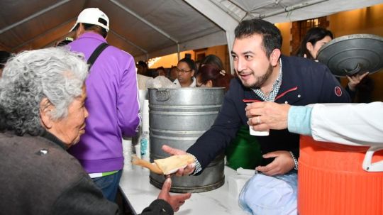 Convive Salvador Santos Cedillo con familias huamantlecas para celebrar el Día de la Candelaria