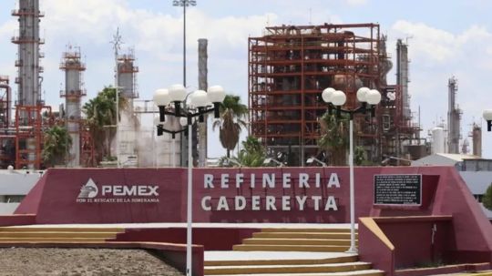 Refinería de Cadereyta cumple con normas: AMLO; contaminación tiene que ver con muchas empresas