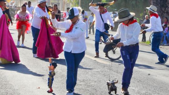 Participa Huamantla en el desfile de carnaval de Totolac