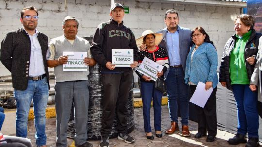 Entrega la comisión de agua de Huamantla tinacos a usuarios que realizaron el pago anticipado de su servicio