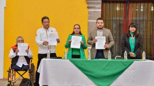 Firma Salvador Santos Cedillo y artesanos de Huamantla convenio de comodato del pabellón artesanal