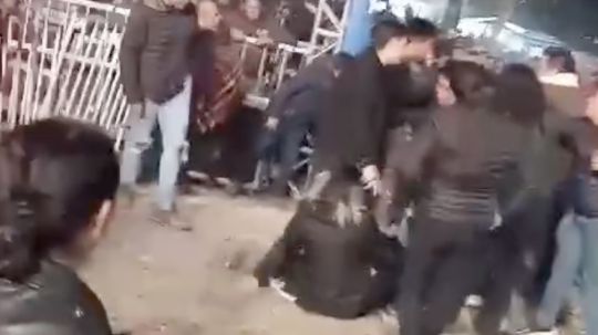 Exhiben a funcionarios de Apizaco por protagonizar pelea en plena feria del lugar, se desatan críticas