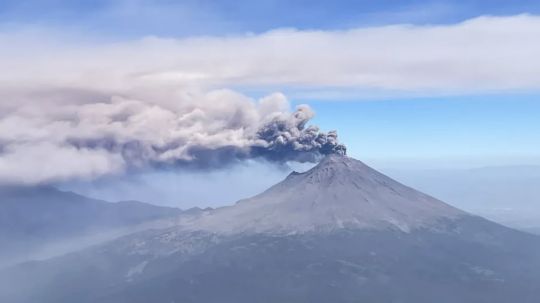 Cancelan vuelos en aeropuerto de Puebla por ceniza del volcán Popocatépetl