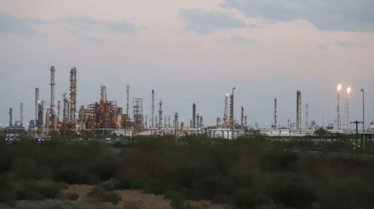 Secretaría de Medio Ambiente de NL clausura refinería de Pemex en Cadereyta