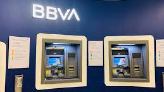 Padecen tlaxcaltecas por fallas en sistema de BBVA