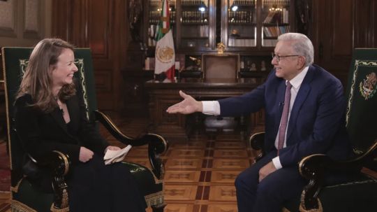 Bajan entrevista de AMLO con periodista Inna Afinogenova tras orden del INE