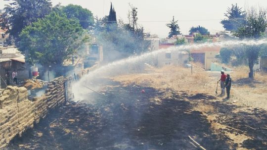 Sofoca Protección Civil y Bomberos de Huamantla quema de basura en lote baldío