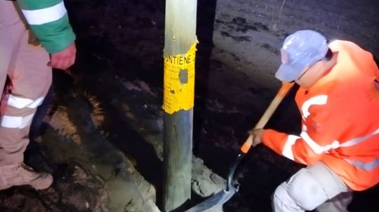Libera Protección Civil de Huamantla vialidades de cables y postes derribados